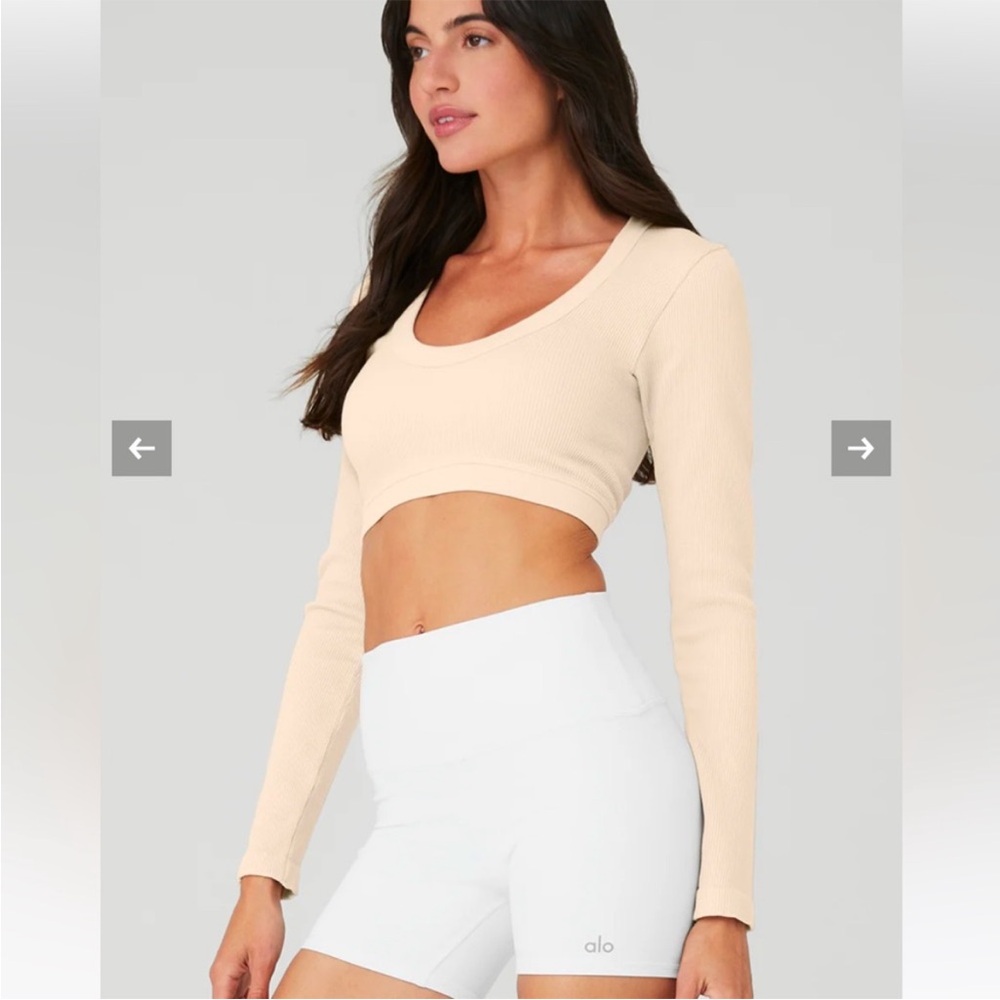 ALO Yoga Women's Beige Long Sleeve Crop Top
